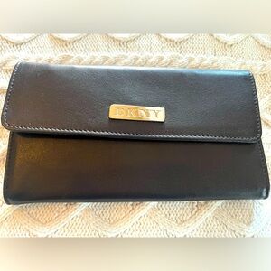 DKNY Black Leather Wallet with Credit Card Space and change zipper
